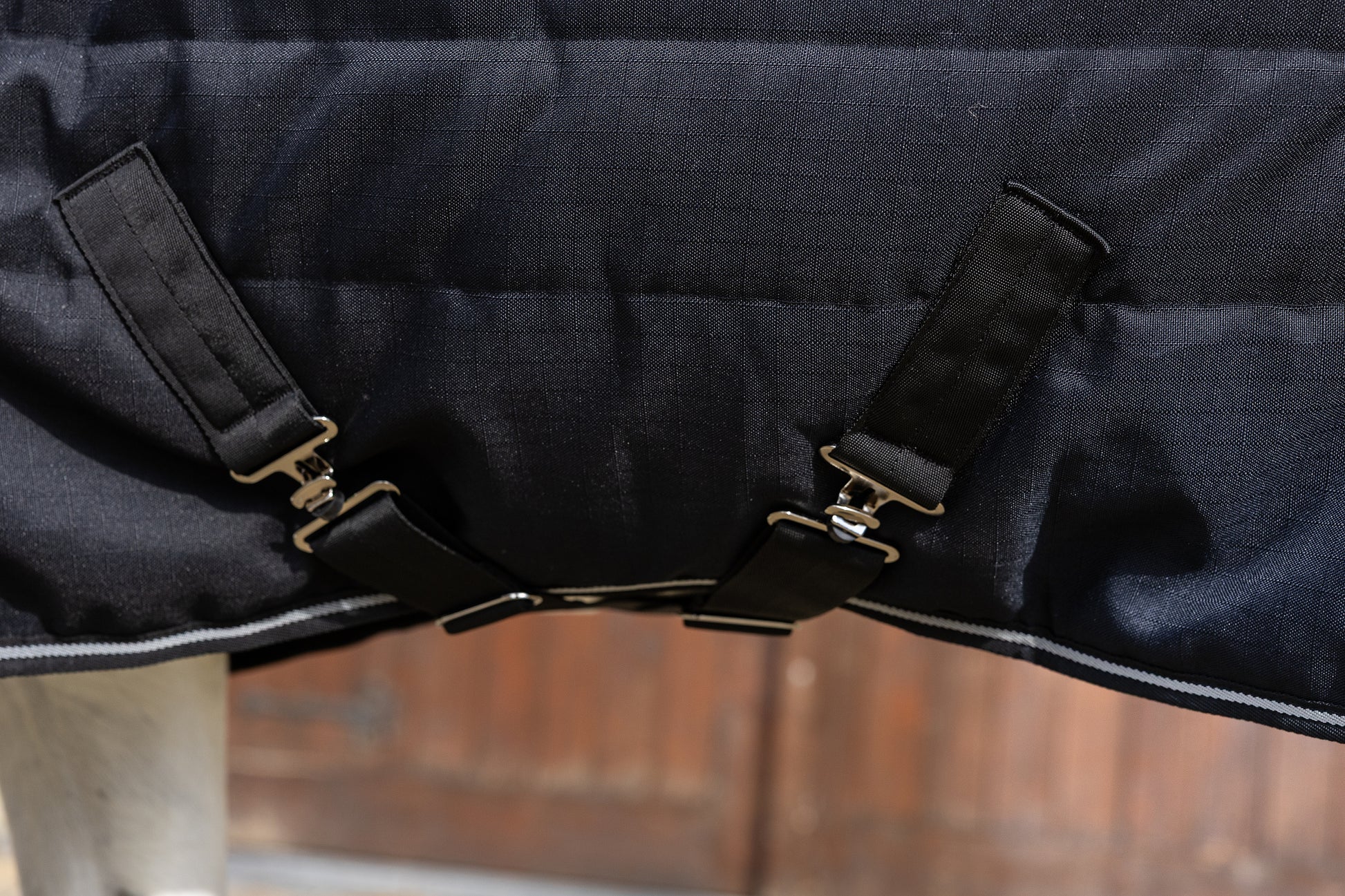 Close-up of a surcingles Aloga Pony Pro Stable Blanket.